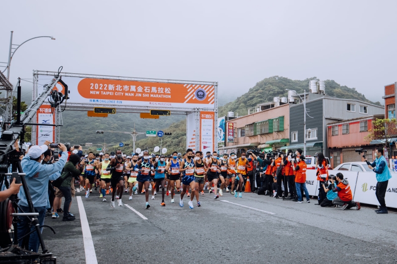 萬金石馬拉松20週年,最能代表新北地標的女王頭獎盃設計 - 2026 文洋獎盃 2022萬金石馬拉松