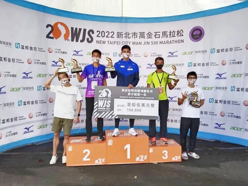 萬金石馬拉松20週年,最能代表新北地標的女王頭獎盃設計 - 2026 文洋獎盃 2022萬金石馬拉松頒獎典禮