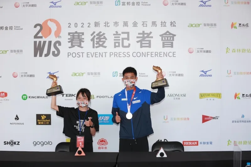 萬金石馬拉松20週年,最能代表新北地標的女王頭獎盃設計 - 2026 文洋獎盃 2022萬金石馬拉松男女冠軍