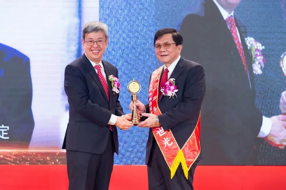 台灣企業家們的「模範生獎盃」,中華企經會客製化獎盃設計 - 2026 文洋獎盃 中華企經會6 - 2026 文洋獎盃