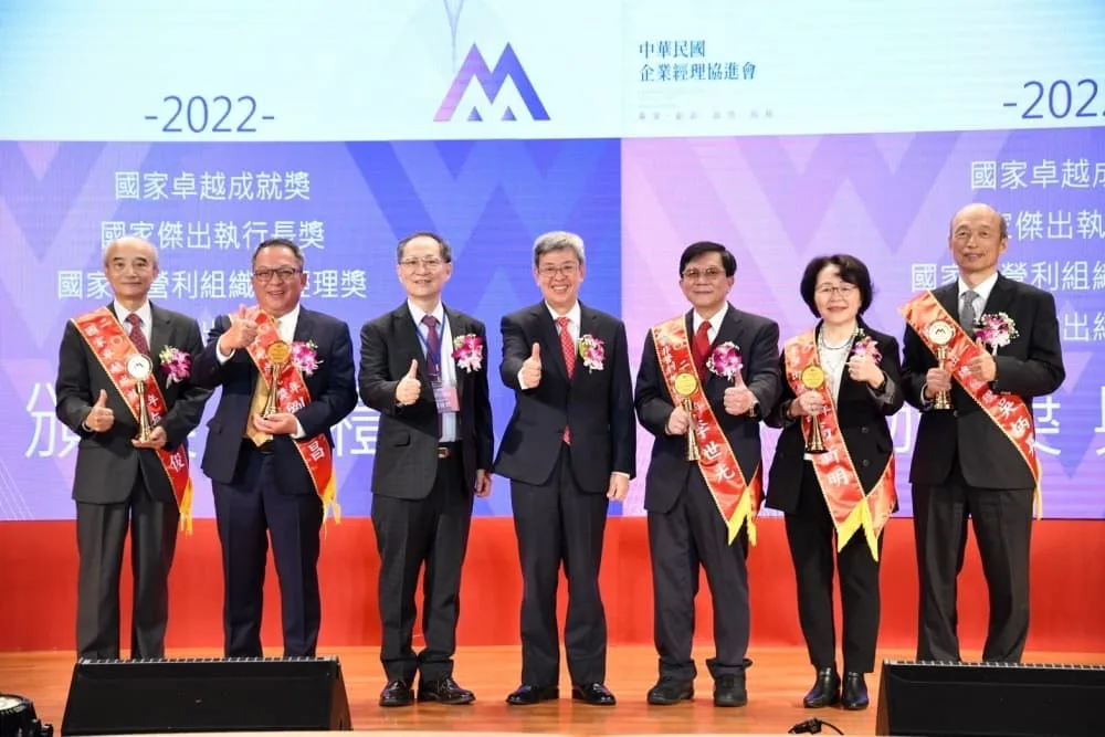 台灣企業家們的「模範生獎盃」,中華企經會客製化獎盃設計 - 2026 文洋獎盃 中華企經會7 - 2026 文洋獎盃
