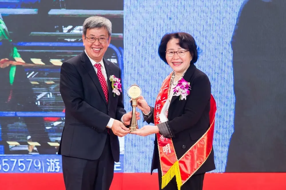 台灣企業家們的「模範生獎盃」,中華企經會客製化獎盃設計 - 2026 文洋獎盃 中華企經會8 - 2026 文洋獎盃
