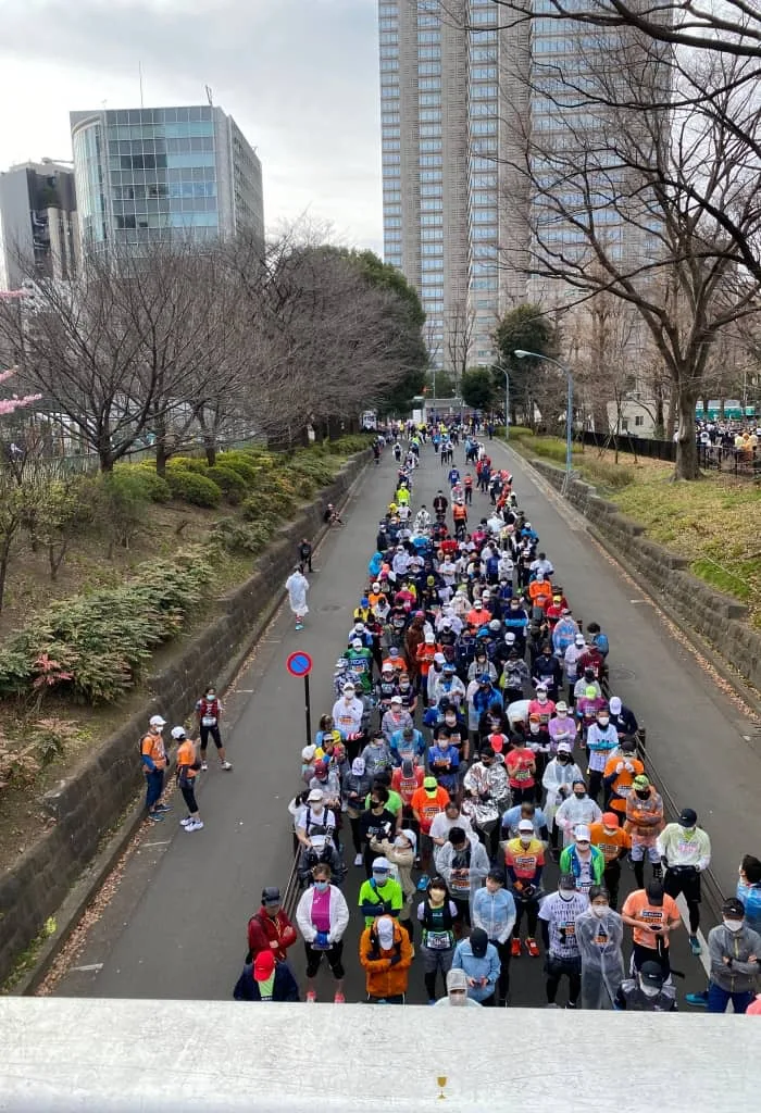 一窺2023年六大馬拉松之一東京馬拉松賽事舉辦細節 - 2026 文洋獎盃 東京馬拉松起跑區