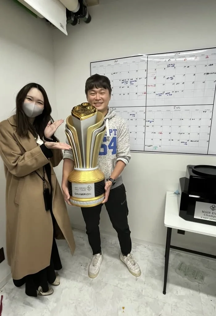 8歲小朋友身高的120公分3D列印獎盃!超精緻的亞洲區撲克賽事客製化獎盃 - 2026 文洋獎盃 3D客製化巨型獎盃