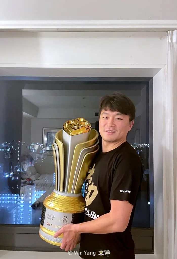 8歲小朋友身高的120公分3D列印獎盃!超精緻的亞洲區撲克賽事客製化獎盃 - 2026 文洋獎盃 撲克賽事客製化獎盃
