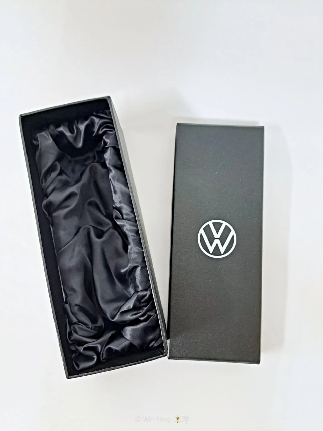 福斯汽車獎盃強調傳統與現代的結合,異材質客製化獎盃設計案例 - 2026 文洋獎盃 手工獎盃包裝盒設計