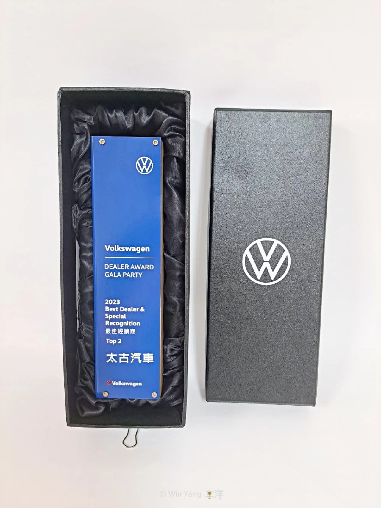 福斯汽車獎盃強調傳統與現代的結合,異材質客製化獎盃設計案例 - 2026 文洋獎盃 福斯汽車獎盃設計與手工包裝盒