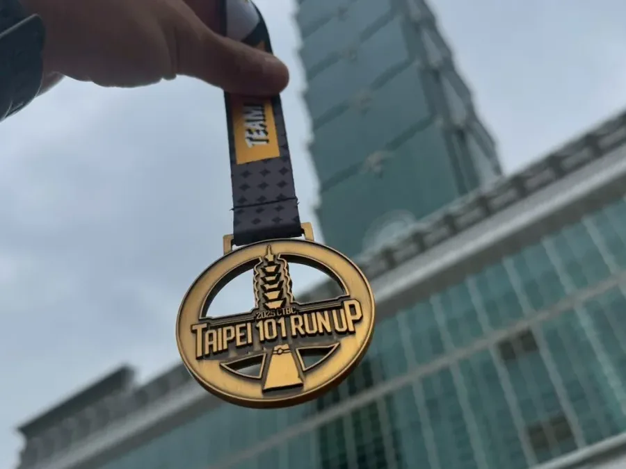 把雷射雕刻機搬到101！十秒鐘客製化你的101垂直馬拉松完賽獎牌