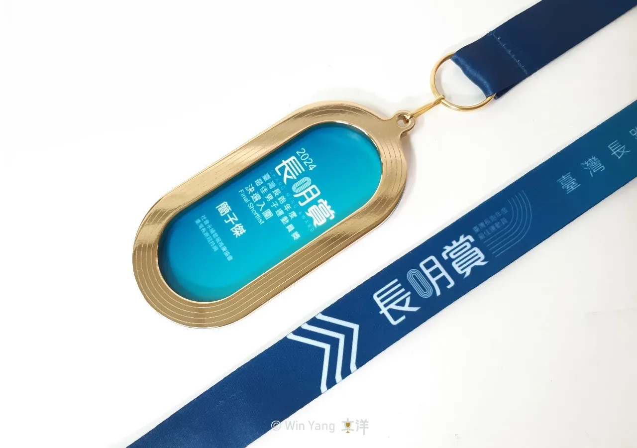 搭配深藍色的LOGO織帶客製化獎牌超吸睛